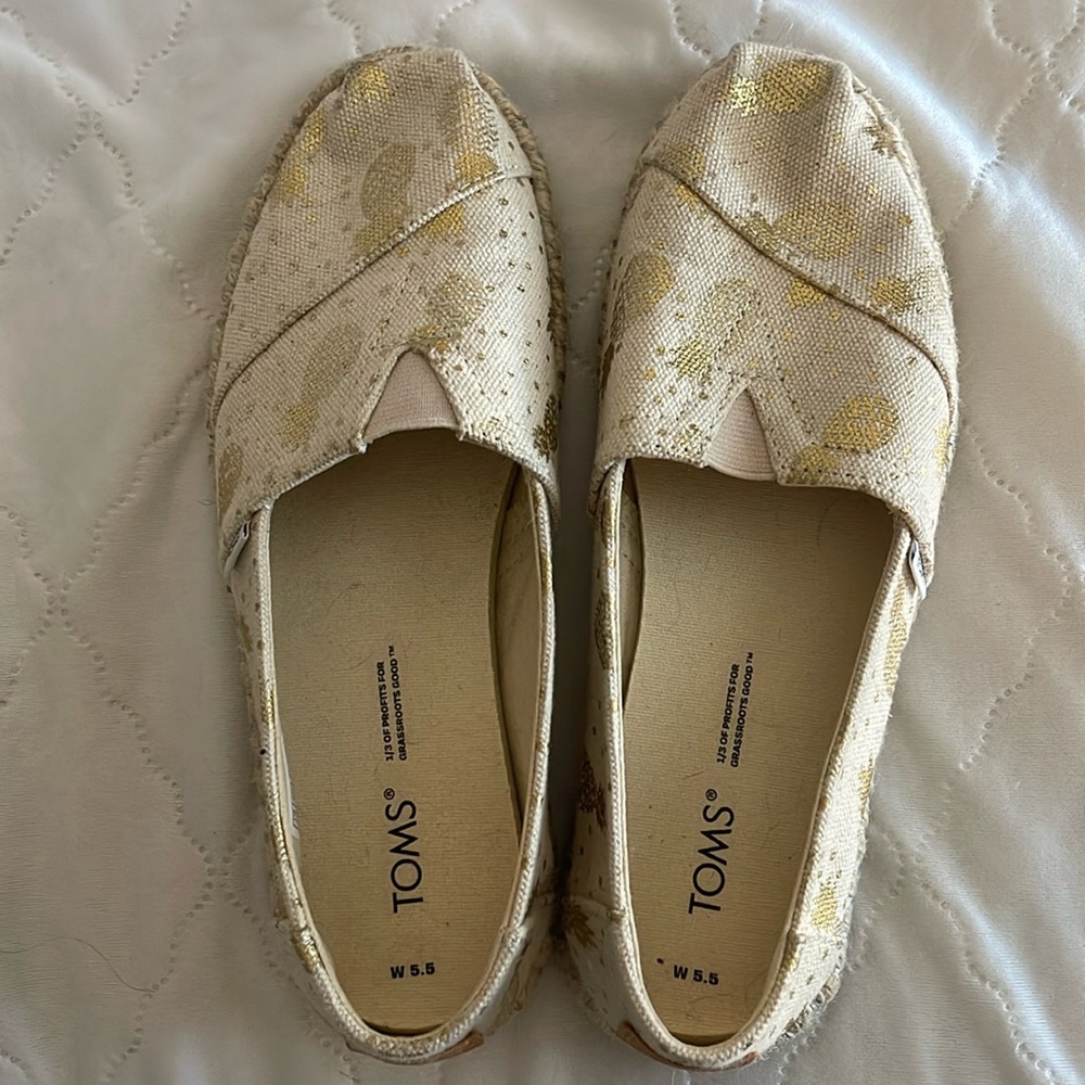 TOMS Alpargata women’s flats gold pineapples 5.5 new